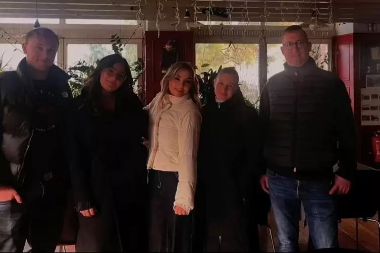 Sari Lutz (Mitte) und Sandra Ghaly, Hanna Wezel, Marc Morlok , Dominik Swarowsky. Auch geholfen und nicht im Bild zu sehen sind 