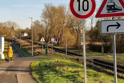 Auf dem Rad- und Wanderweg in Höhe Weltersbach befindet sich ein unbeschrankter Bahnübergang. 