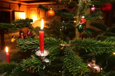 Echte Kerzen auf dem Weihnachtsbaum im Wohnzimmer? „Wenn, dann bitte nur unter Aufsicht“, rät Stefan Fiedler, Leiter der Freiwil