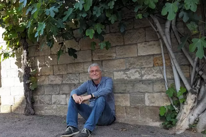 Kultur- und Weinbotschafter Erich Bien im Schatten von Feige und Rebstock. Das stand in der Bibel für eine Zeit des Friedens.