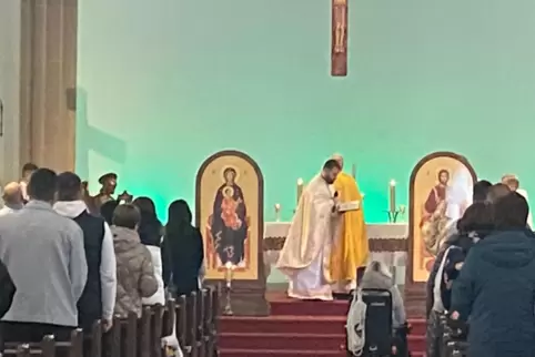 Gottesdienst in der Fremde: Geflüchtete Ukrainerinnen und Ukrainer in St. Franziskus, Mannheim.