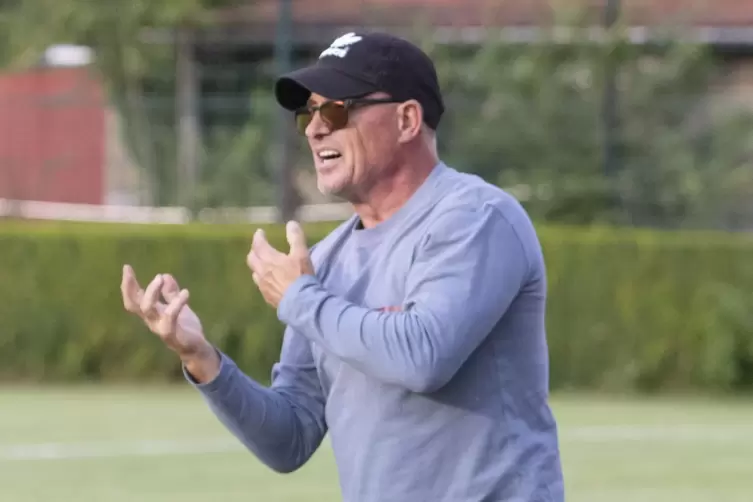 Engagiert an der Seitenlinie: SG-Trainer Karl-Heinz Halter, der das Team im Sommer &uuml;bernommen hat.