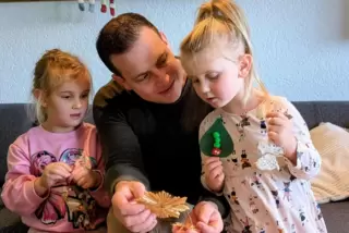 Elli, Achim und Lou Wätzold beim freudigen Auspacken des Weihnachtsschmucks. 