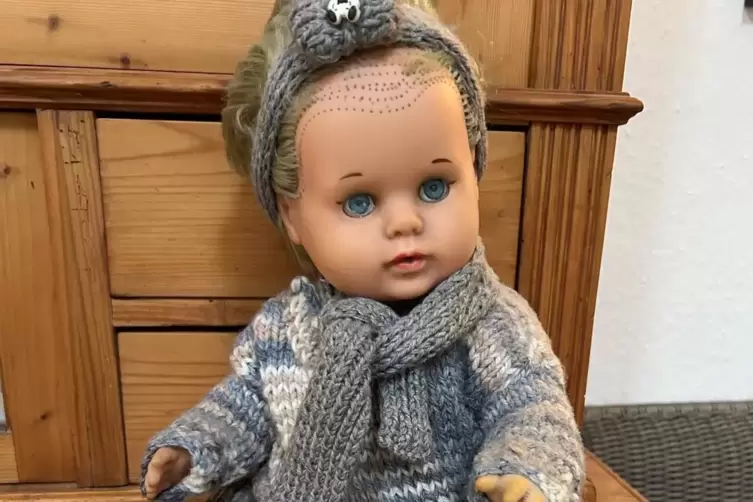 Gut gekleidete Puppe B&auml;rbel: B&uuml;rgermeisterin Monika Kabs h&auml;lt ihr Geschenk auch nach rund 65 Jahren in Ehren. 
