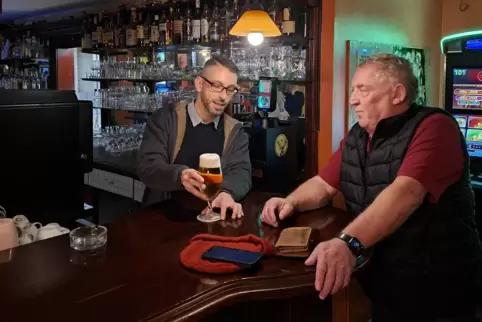 Alexander Zeiß und Stammgast Peter Krauß. 