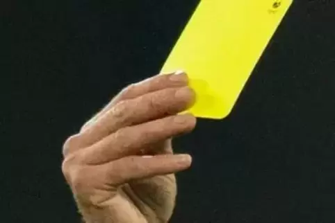 Die Zeitstrafe beim Hallenfußball ist in dieser Saison passé, stattdessen werden wieder ganz klassisch Gelbe, Gelb-Rote und Rote