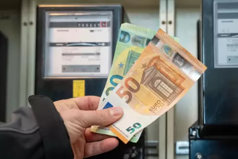 Weniger Strom verbrauchen – das hält den Wert auf dem Zähler auf jeden Fall niedriger. Auch so spart man Geld.