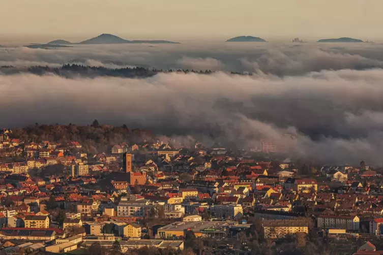 Pirmasens &ndash; und am Horizont deutlich zu sehen der Trifels. 
