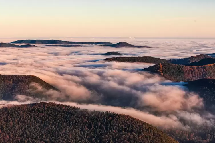 Das Nebelmeer schwebt &uuml;ber die Berge und f&uuml;llt die T&auml;ler in Richtung Dahn an der deutsch-franz&ouml;sischen Grenze.