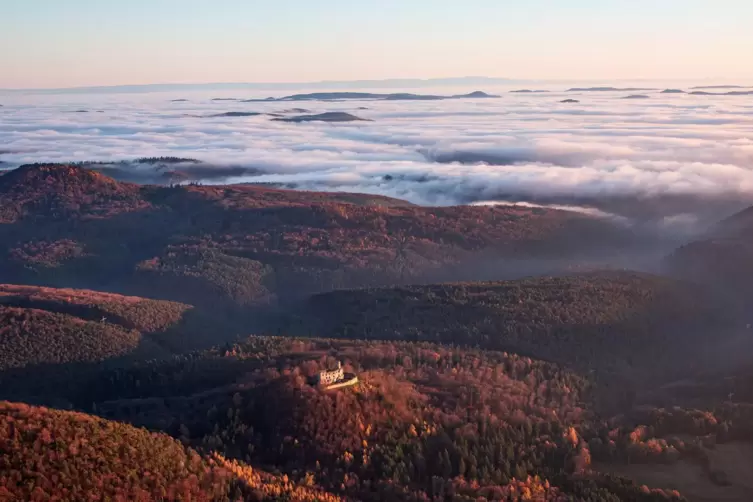 Die Burg Gr&auml;fenstein steht frei vor dem Nebelmeer &ndash; aber nur noch kurze Zeit, denn bei der zweiten Schleife mit dem Heli war sie