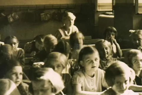 Margarete (ganz hinten) in der Pestalozzischule. An die dritte und vierte Klasse denkt sie besonders zurück.