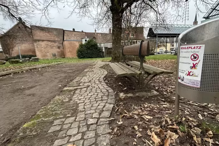 Die Boulebahn hinter dem Caf&eacute; Rotenturm hat ihre besten Jahre ebenfalls hinter sich. Auch sie und die umliegenden Gr&uuml;nfl&auml;chen so