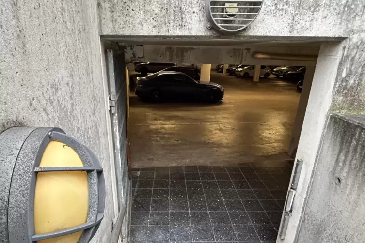 Eingang zur Tiefgarage: Auch hier sind Arbeiten n&ouml;tig, die nochmal f&uuml;r einen deutlichen Kostenanstieg sorgen k&ouml;nnten.