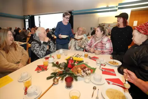 Festmahl am Vorweihnachtstag: besonderes Treffen beim Projekt „Mahlzeit“ im Martin-Luther-King-Haus. Festmahl am Vorweihnachtstag: besonderes Treffen beim Projekt „Mahlzeit“ im Martin-Luther-King-Haus.