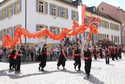 Fußgruppen dominieren bei der Brezelfestparade: Verzicht auf Kraftfahrzeuge. Das Bild zeigt Turnerinnen des TSV. Fußgruppen dominieren bei der Brezelfestparade: Verzicht auf Kraftfahrzeuge. Das Bild zeigt Turnerinnen des TSV.