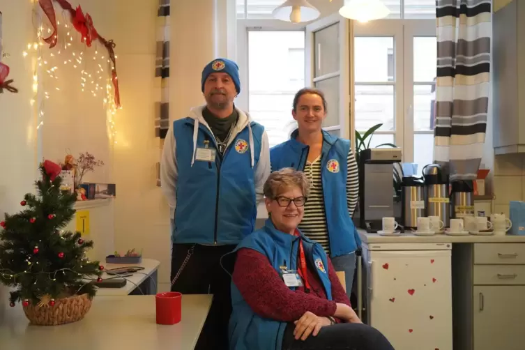 &bdquo;Wir wissen nicht, wer kommt, aber wir sind da&ldquo;, sagt Bahnhofsmissions-Koordinatorin Ursula Baues (rechts), hier mit Teamkollege