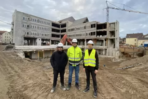 Vor der Baugrube am einstigen Standort des Augustinersaals (von links): die Bauleiter Ali Sevis und Oliver Kirst sowie Bauherren Vor der Baugrube am einstigen Standort des Augustinersaals (von links): die Bauleiter Ali Sevis und Oliver Kirst sowie Bauherren