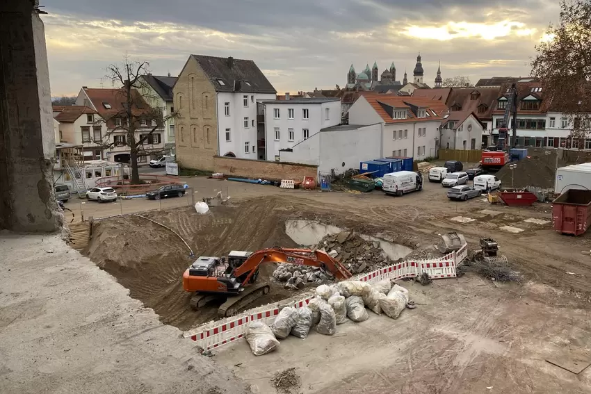 Aus dem entkernten Gebäude: Blick auf die Baugrube und den Dom.