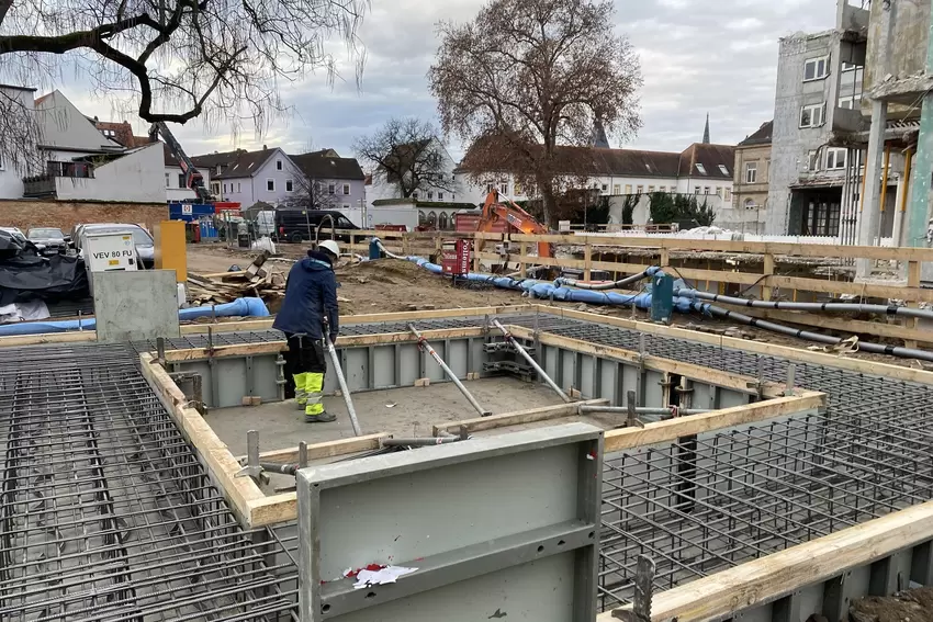 Nur übergangsweise: Fundament wird betoniert, um den Boden für die Aufstellung eines Krans zu stabilisieren.