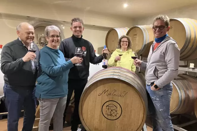 Stocknüchtern: Die Familien Mühlmichel und Diehl stoßen mit einem alkoholfreien Cabertin an.