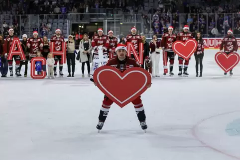 „Spiel der leuchtenden Herzen“ in Mannheim: Adler-Kapitän Marc Michaelis dankt den Fans. 