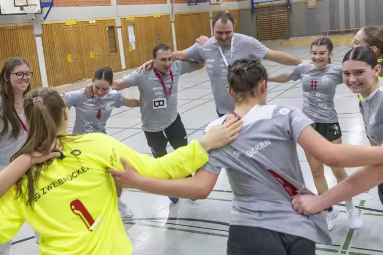 Für ihr großes Ziel sammeln die Nachwuchshandballerinnen der SG Zweibrücken im Moment fleißig Spenden ein. Auch eine Crowdfundin