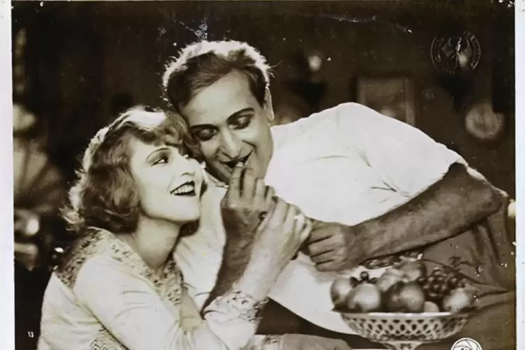 Blonde unter sich: Betty Astor mit Hans Albers im Film „Halbseide" (1925), in zeitgenössischen Quellen als „Sittenfilm aus der W