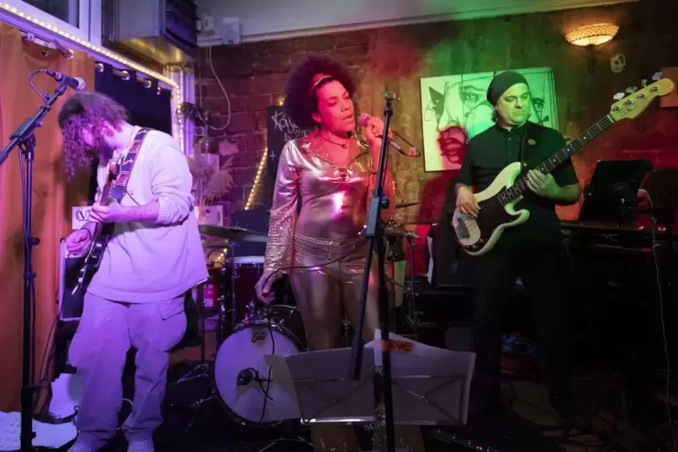 Das Alman Groove Collective mit Eve Caputula am Mikro spielt am 27. Dezember im Kuseler Kinett. 