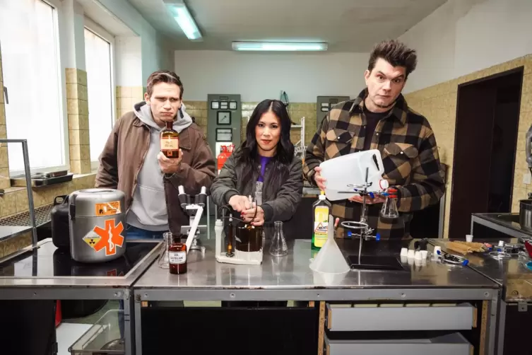 Moderieren die Wissenschaftsshow &bdquo;Nicht nachmachen&ldquo;: Fabian K&ouml;ster, Mai Thi Nguyen-Kim und Lutz van der Horst (Von links).