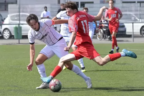 In dieser Szene erzielt Luca Krämer (vorn) das 1:0 für Phönix im Derby gegen den ASV Fußgönheim. 