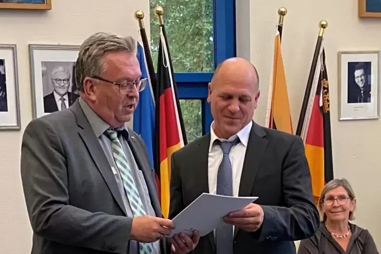 Alter Landrat, neuer Erster Kreisbeigeordneter: Frank Pfannebecker (Mutterstadt, CDU) erh&auml;lt die Urkunde von Clemens K&ouml;rner. 