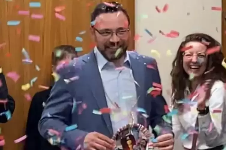 F&uuml;r mich soll&rsquo;s Konfetti regnen: Andr&eacute; Voges (parteilos) folgt als B&uuml;rgermeister der Verbandsgemeinde Maxdorf auf Paul Poje (CDU