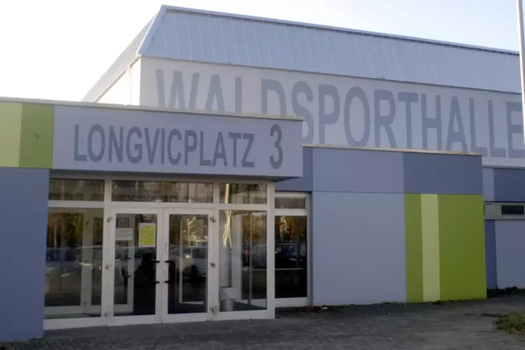 Bauf&auml;llig: Die Maxdorfer Waldsporthalle muss entweder kernsaniert oder abgerissen und neu aufgebaut werden. 