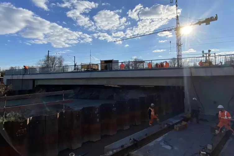 Ein Koloss kommt an seinen Platz: In Schifferstadt wird am Rettichfestplatz die neue Eisenbahnbr&uuml;cke eingesetzt. Ein Schritt auf