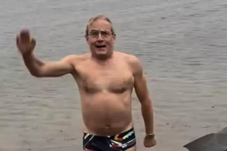Promibesuch in Badehose: Komiker Wigald Boning geht in der Blauen Adria baden. 
