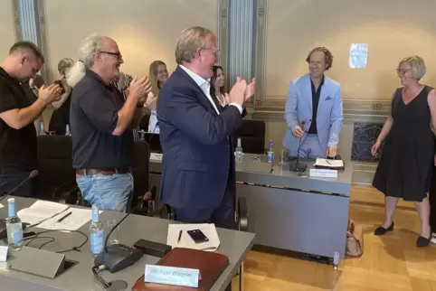 Juli 2025: Alexander Schubert (Zweiter von rechts) wird zum Bürgermeister gewählt. Juli 2025: Alexander Schubert (Zweiter von rechts) wird zum Bürgermeister gewählt.