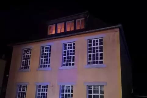 In einem leerstehenden Fabrikgebäude in der Hauptstraße in Waldfischbach-Burgalben brannte es am Samstagmorgen im Dachgeschoss. 