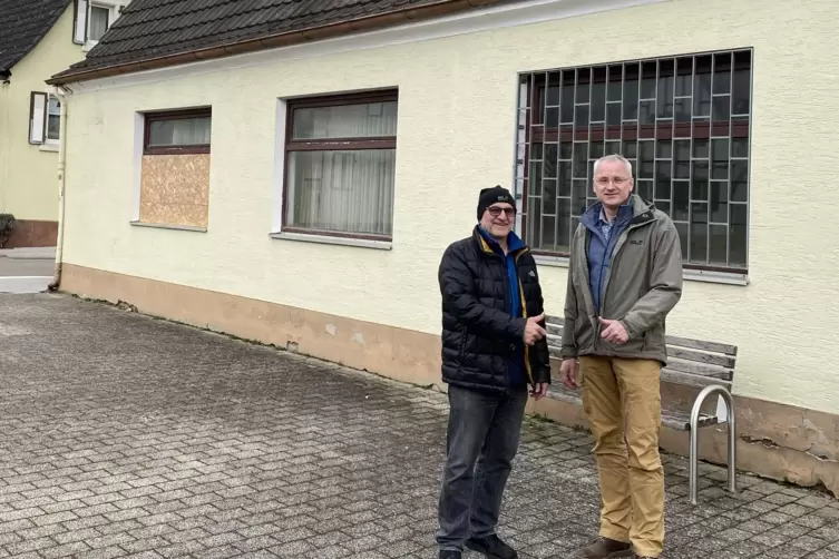 Ortsvorsteher Kay L&uuml;tzel (links) und Alexander Hoffmann vor dem Milchhaisel. Das Geb&auml;ude soll modernisiert werden, um den Dorfpl