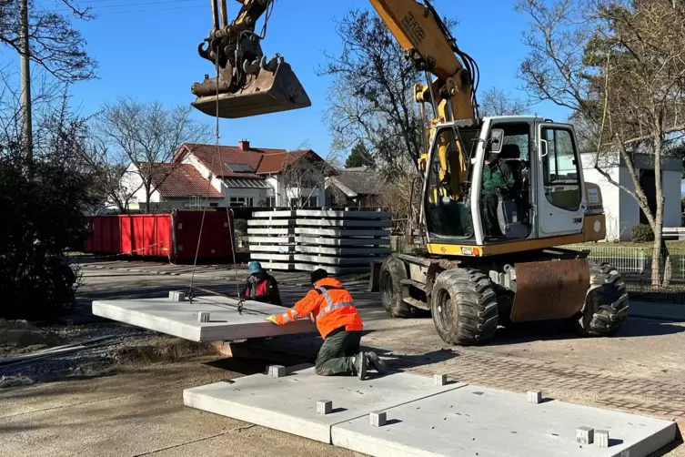 Mit Betonplatten wurde der Untergrund f&uuml;r den Gr&uuml;nfl&auml;chencontainer hinter der Kita befestigt. Das soll das Abladen bei nassem We