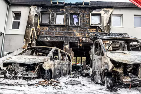 Nach dem Feuer: Zwei Fahrzeuge sind ausgebrannt und die Wache nicht mehr nutzbar. 
