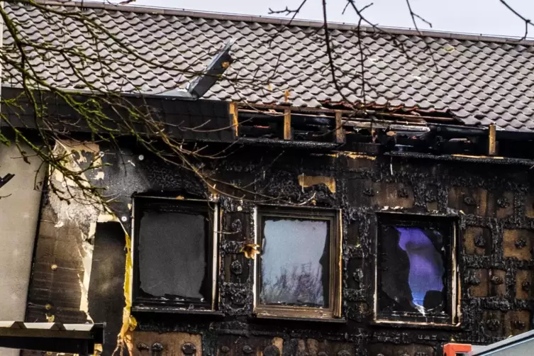 Das Feuer fra&szlig; sich unter der Verkleidung Fassade bis unter das Dach hinauf.