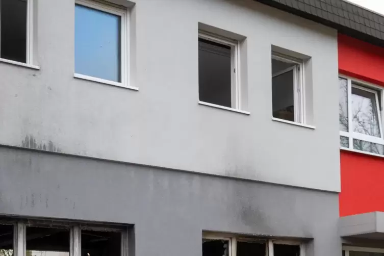 Immerhin: Die vordere Front des Geb&auml;udes blieb nahezu unversehrt. 
