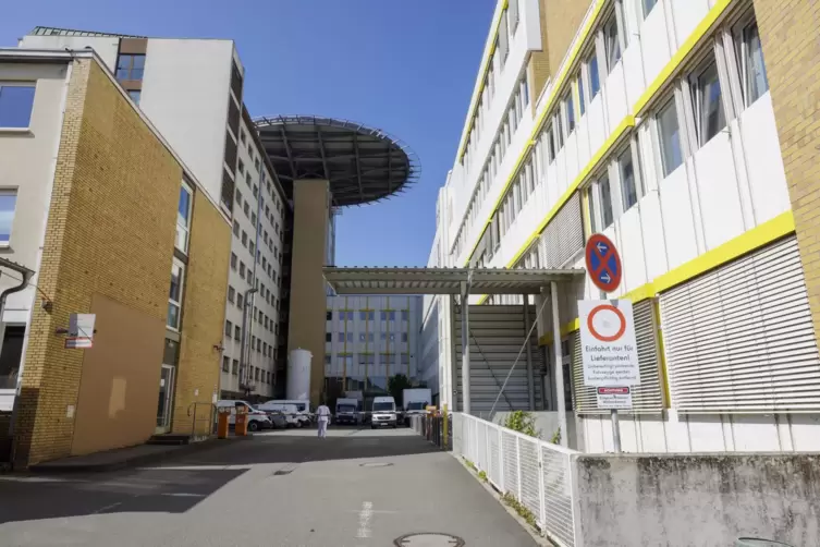 Das Westpfalz-Klinikum in Kaiserslautern von der Albert-Schweitzer-Stra&szlig;e aus gesehen. 