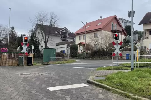 An den Gleisen zwischen Hauptstraße und Grünstadter Weg wird es bei der Ampel bleiben.