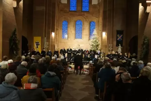 Auch eine von Chorleiter Leo Kraemer komponierte Kantate in moselfränkischem Dialekt sang das PalatinaKlassik-Vokalensemble bei 