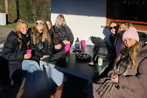 Diese Gruppe Frauen hat ihre Wanderung am Tennisheim in Horschbach gestartet.