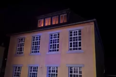 In der Hauptstraße in Waldfischbach-Burgalben brannte es am Samstagmorgen in einem leerstehenden Fabrikgebäude. 