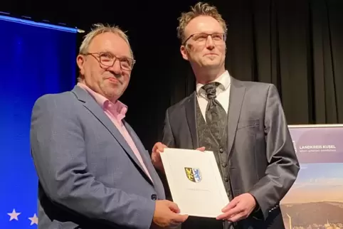 Moment des Übergangs: Otto Rubly (links) vereidigt seinen Nachfolger im Amt des Landrats. Johannes Huber (CDU) hatte sich in der