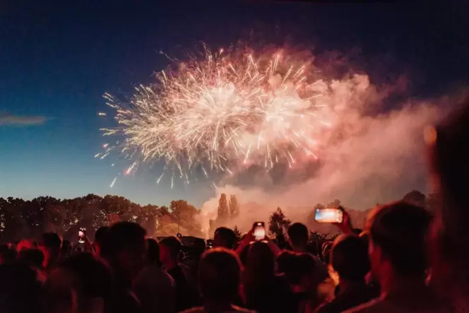So schön kann ein Feuerwerk aussehen, wenn Profis es zünden: Das Frankenthaler Strandbadfest ging im Sommer mit viel Pyrotechnik