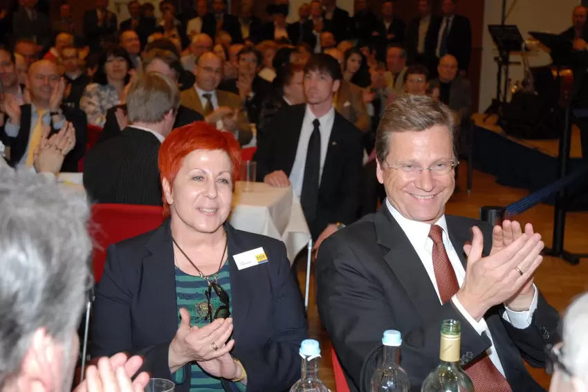 Prominenter Besuch: 2011 war Guido Westerwelle zu Gast, hier mit Heidi Langensiepen.